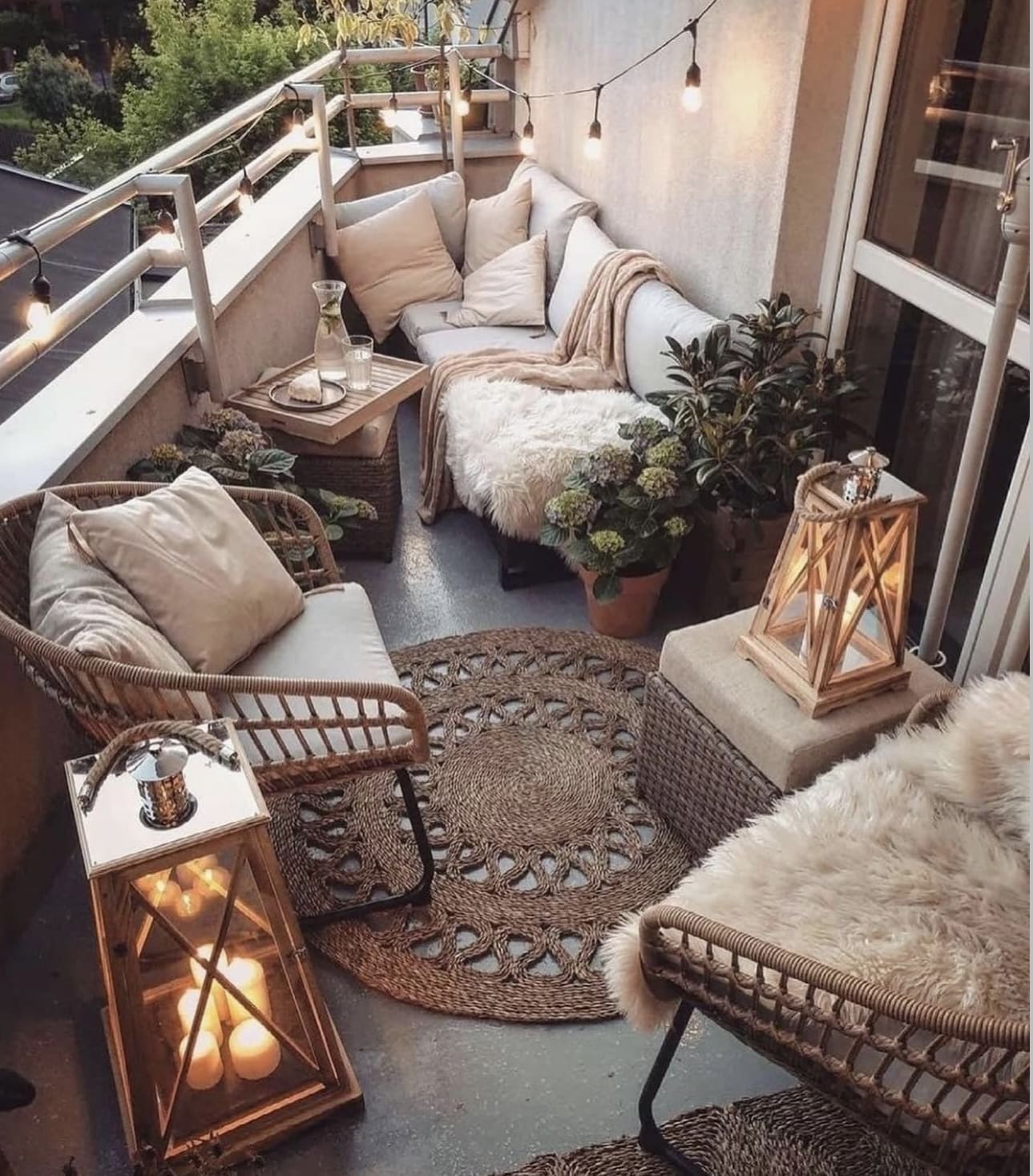 Wooden lanterns with candles add a cozy glow