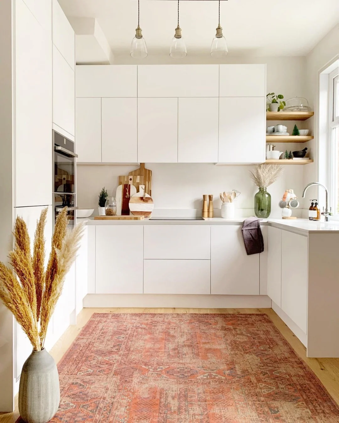 Layered Dried Grasses Add Organic Texture to Countertops