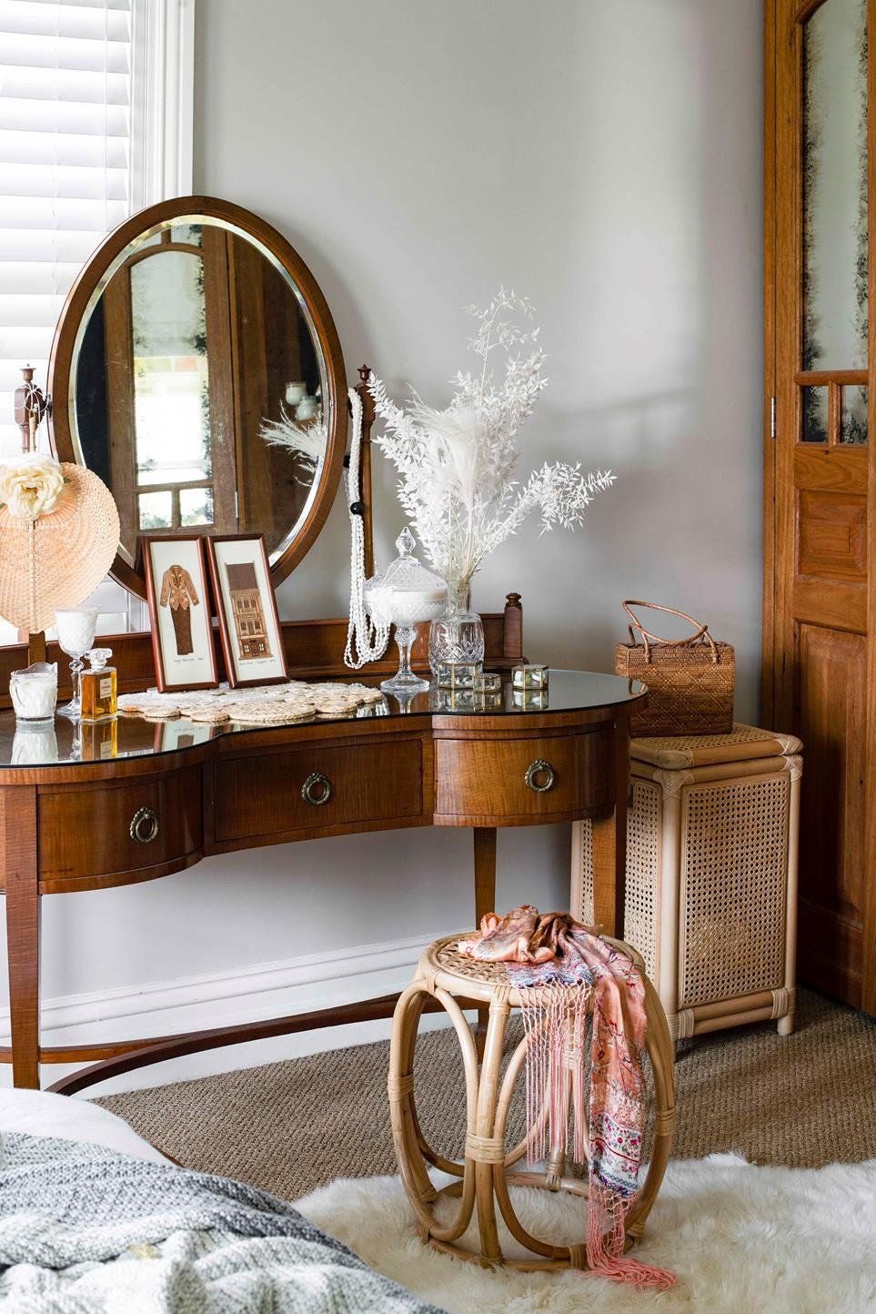 Choose an Oval Mirror with a Wood Frame for Timeless Appeal