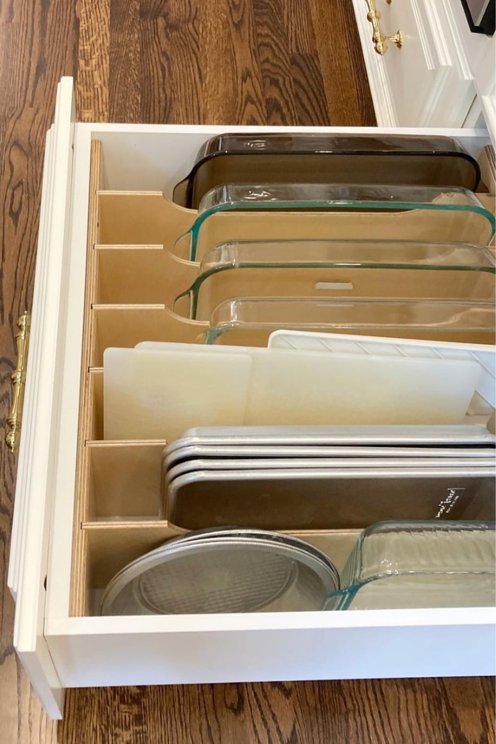 Adjustable Dividers Keep Pans and Boards Upright