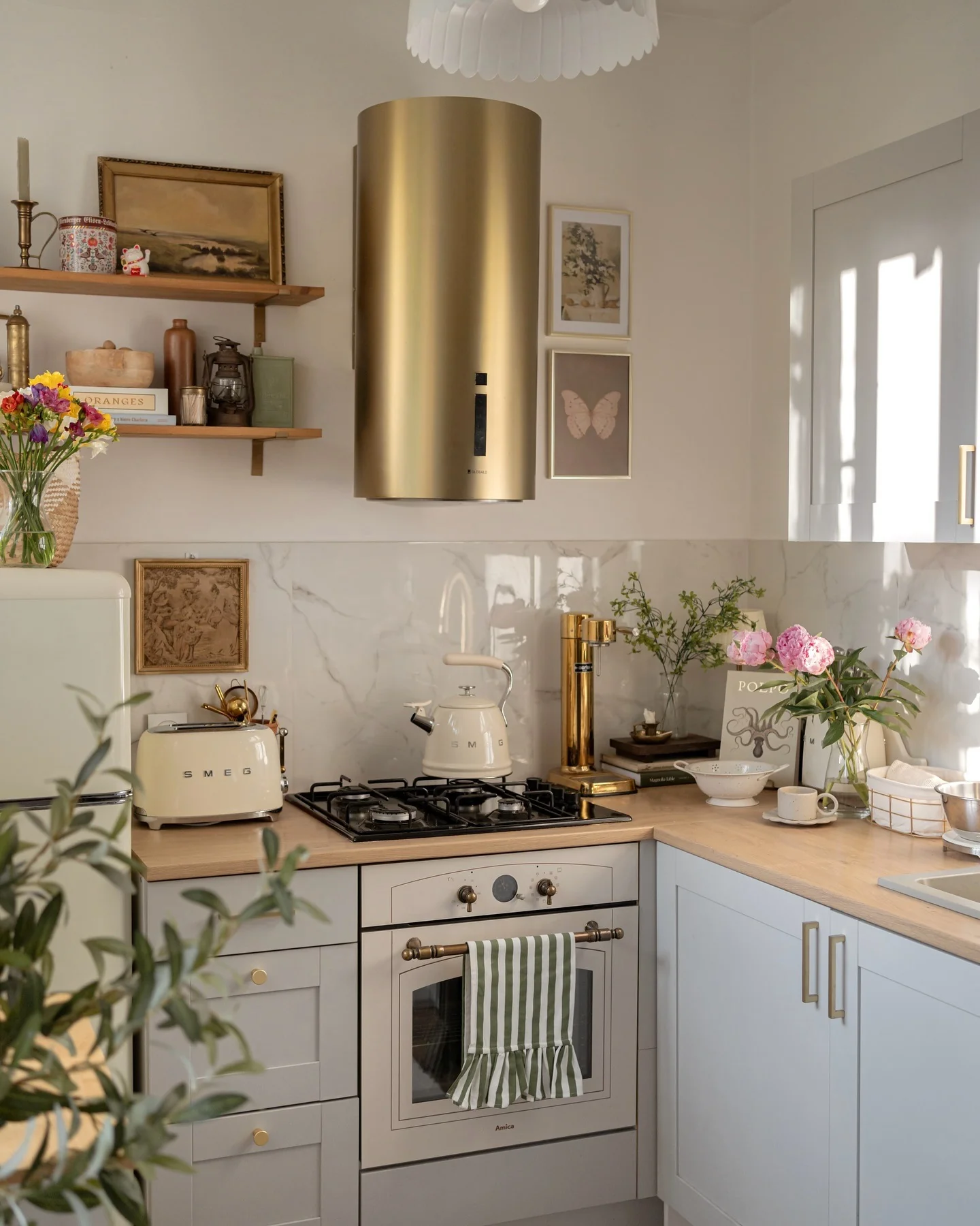 Gold Range Hood Adds a Warm Metallic Focal Point