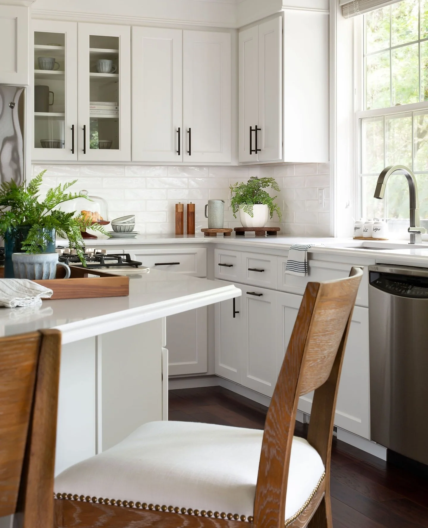 Choose Slim Black Pulls for a Modern Contrast