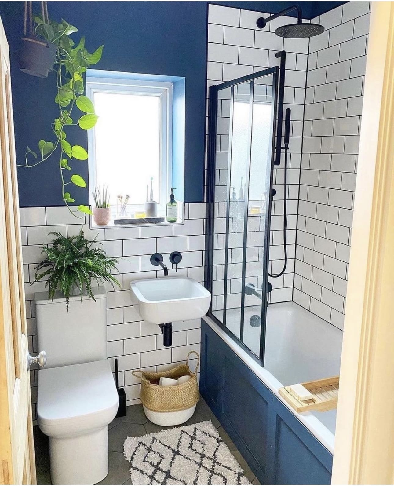Trailing Pothos Adds Life to a Small Bathroom