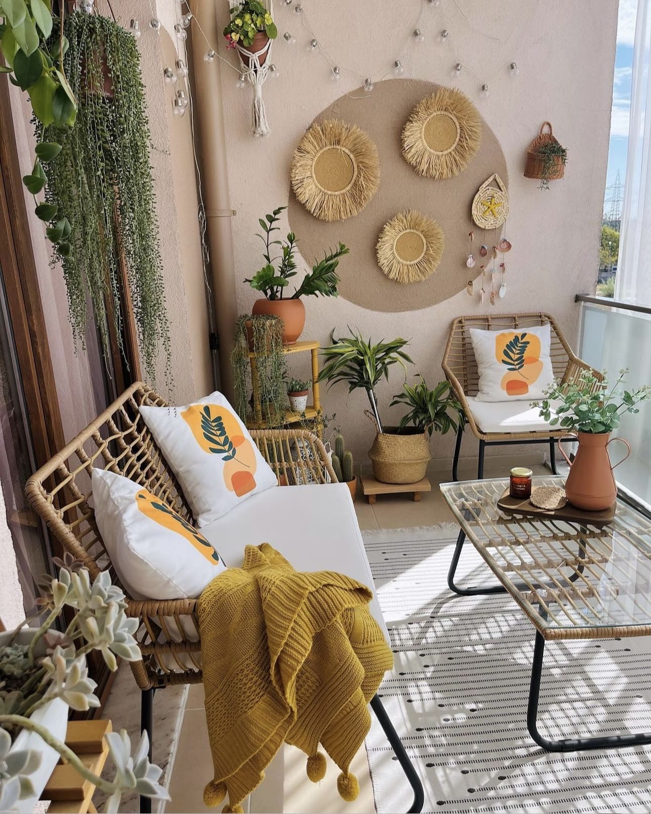 Woven Sunbursts Create a Neutral Backdrop for Plants