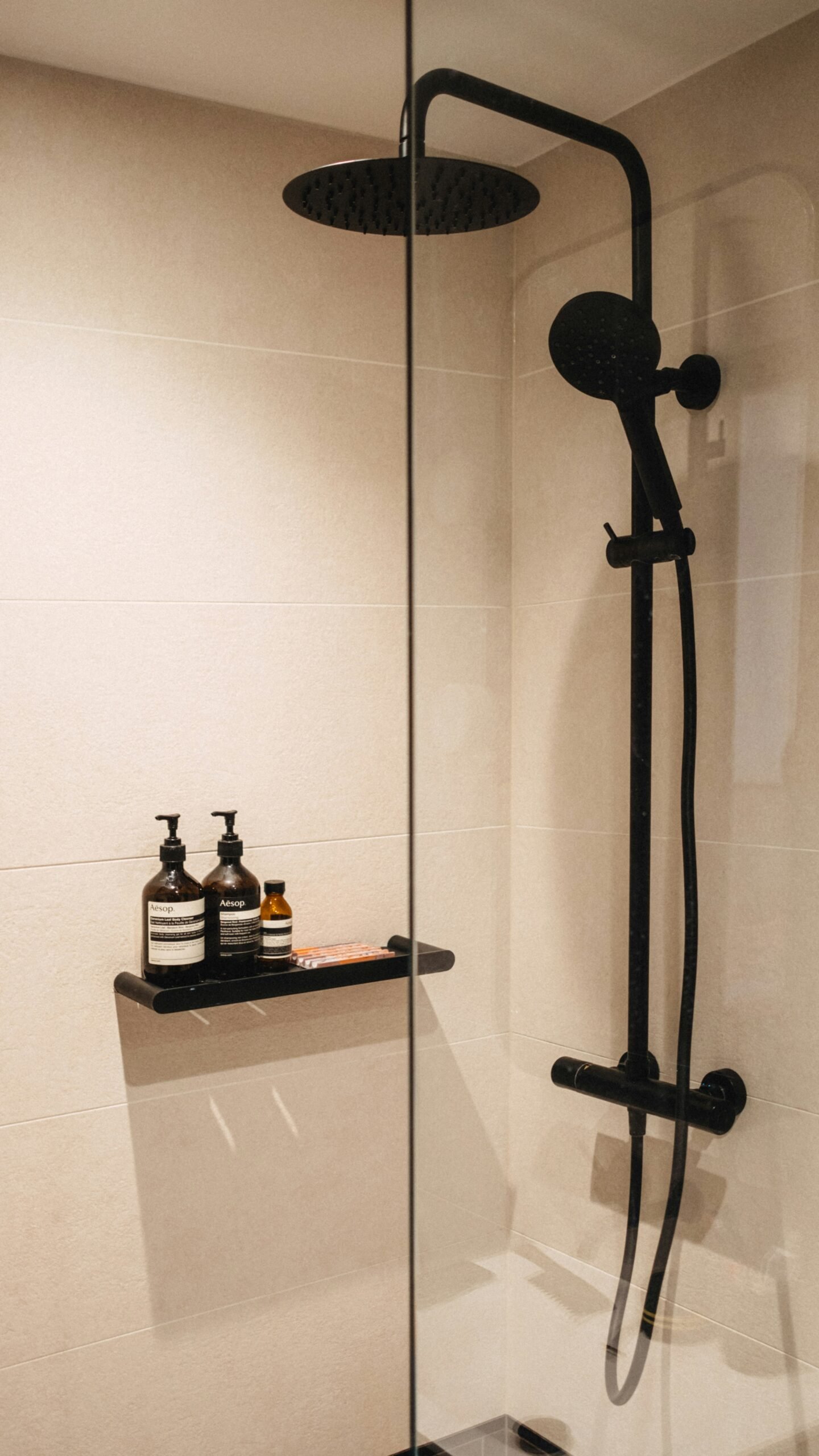 Matte Black Shower Fixtures for a Sleek Look