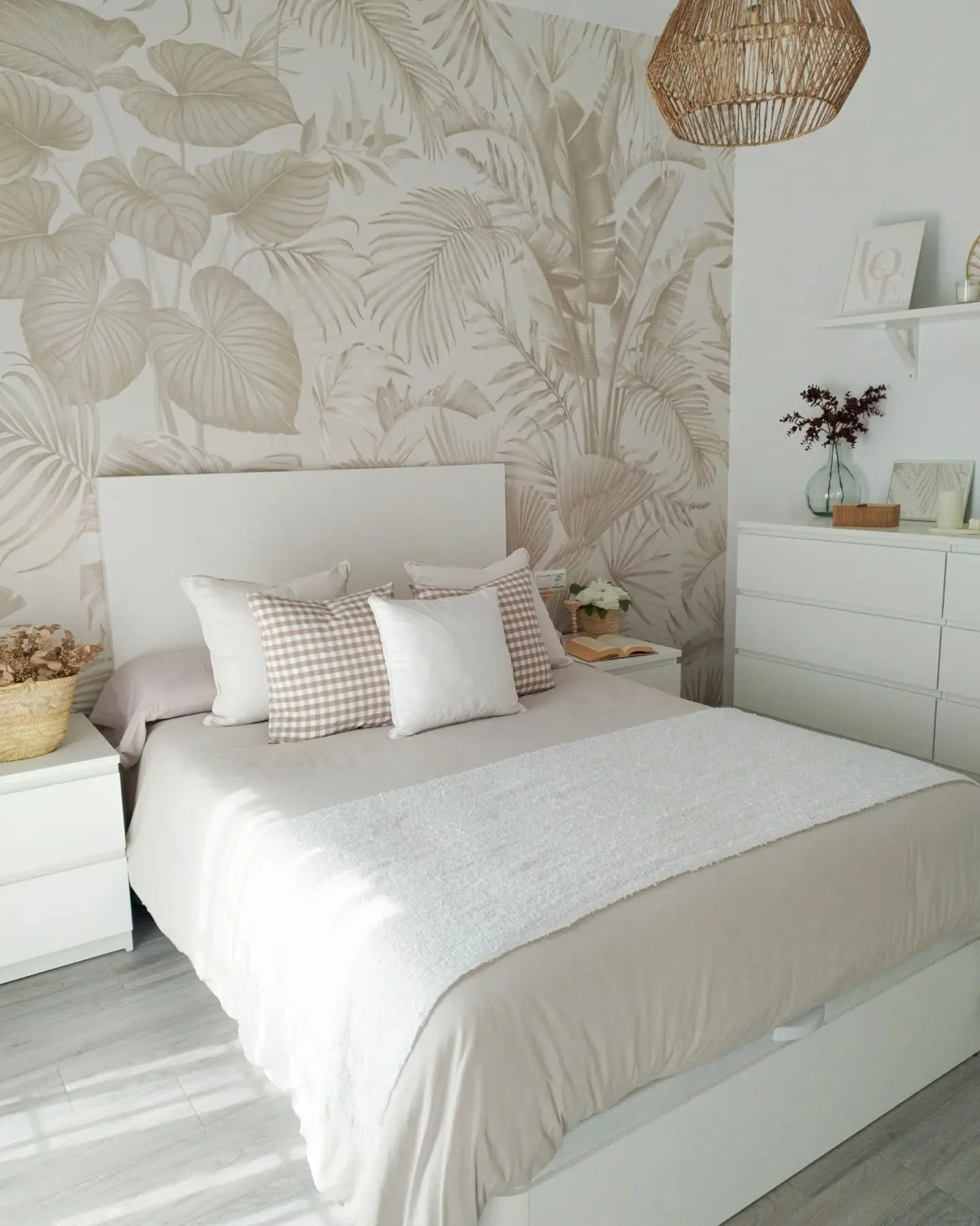Monochromatic Tropical Leaf Wallpaper for a Serene Accent Wall