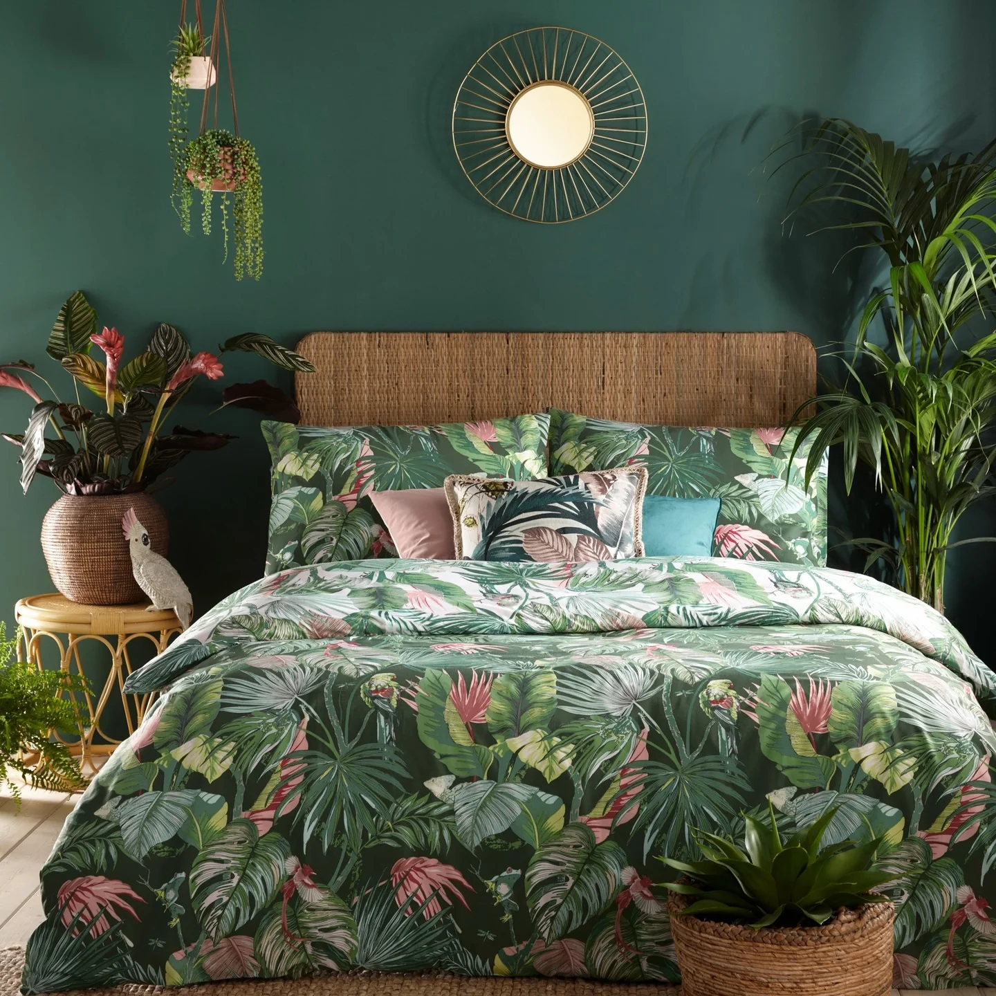 Tropical Leaf Print Bedding Creates a Lush Jungle Atmosphere