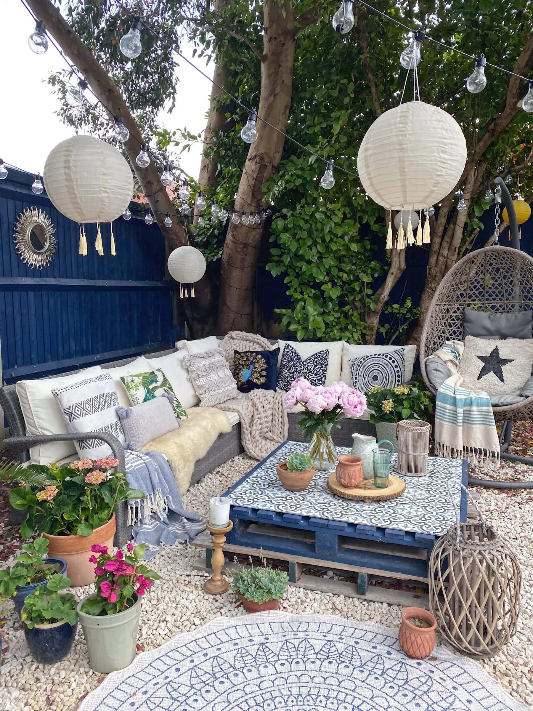 Hanging Paper Lanterns Create a Whimsical Backyard Ambiance