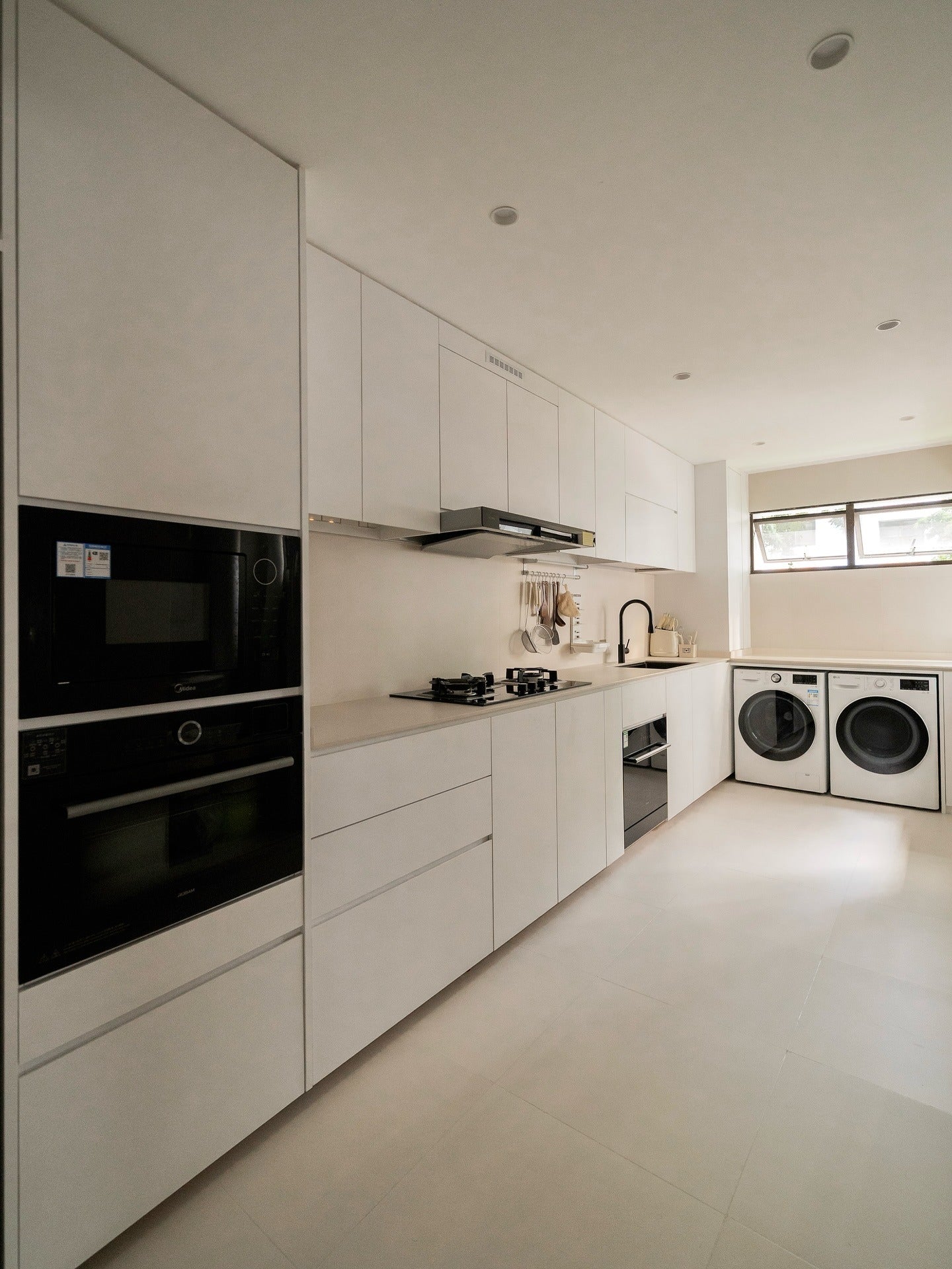 Integrated Appliances Maintain Sleek, Uninterrupted Lines