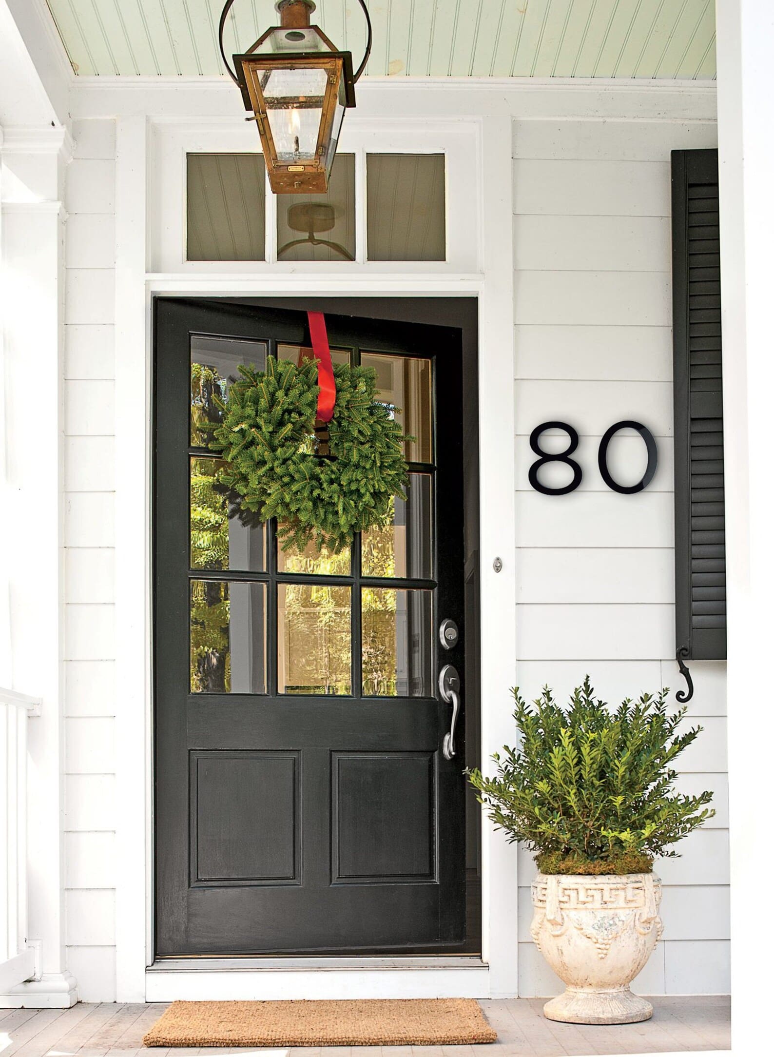Oversized Black House Numbers Create a Bold Statement