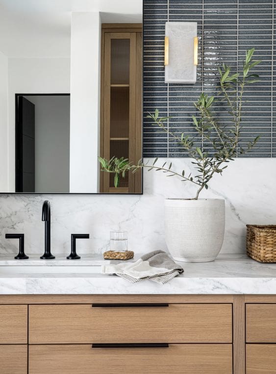Dark Horizontal Tile Backsplash With White Textured Pot