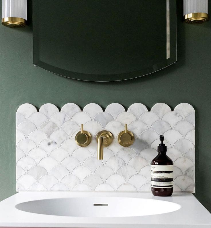 Fan-Shaped Marble Tiles Create a Scalloped Waterfall Edge