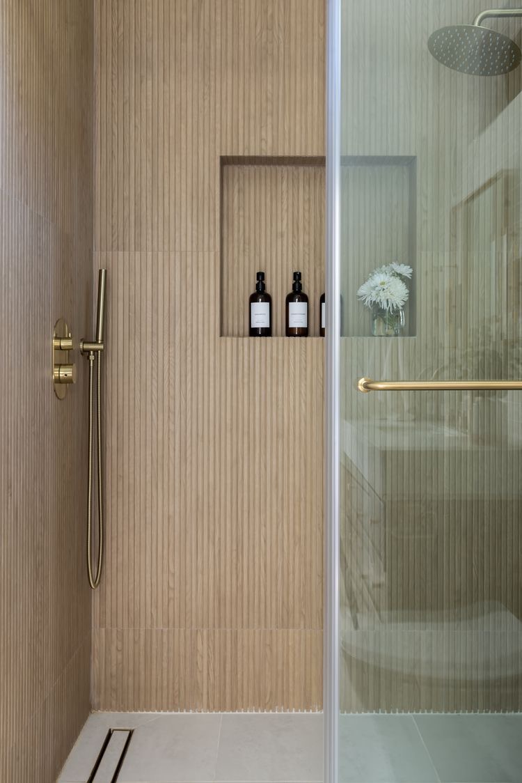 Ribbed Tiles Add Natural Warmth to Shower Walls