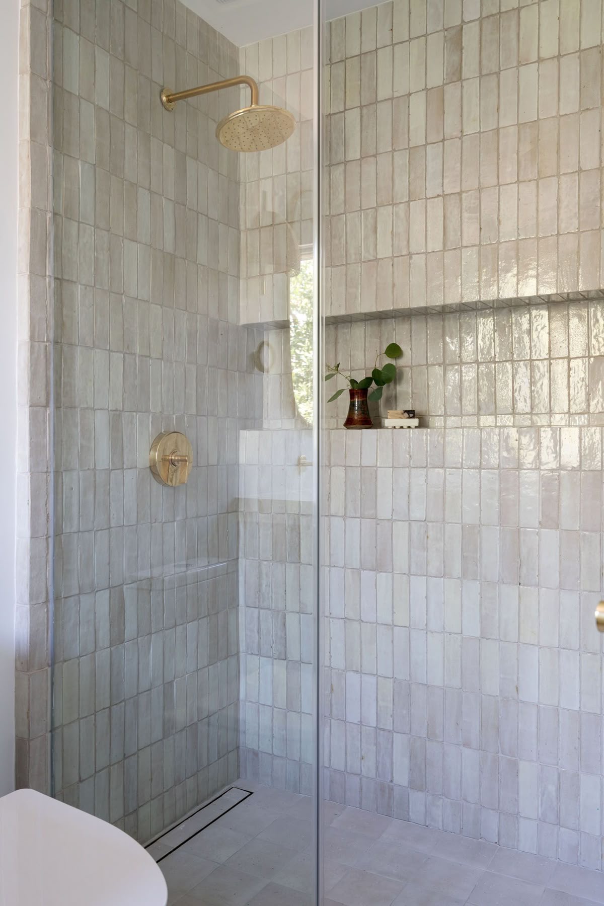 Varied Tones in Rectangular Shower Tiles Add Depth