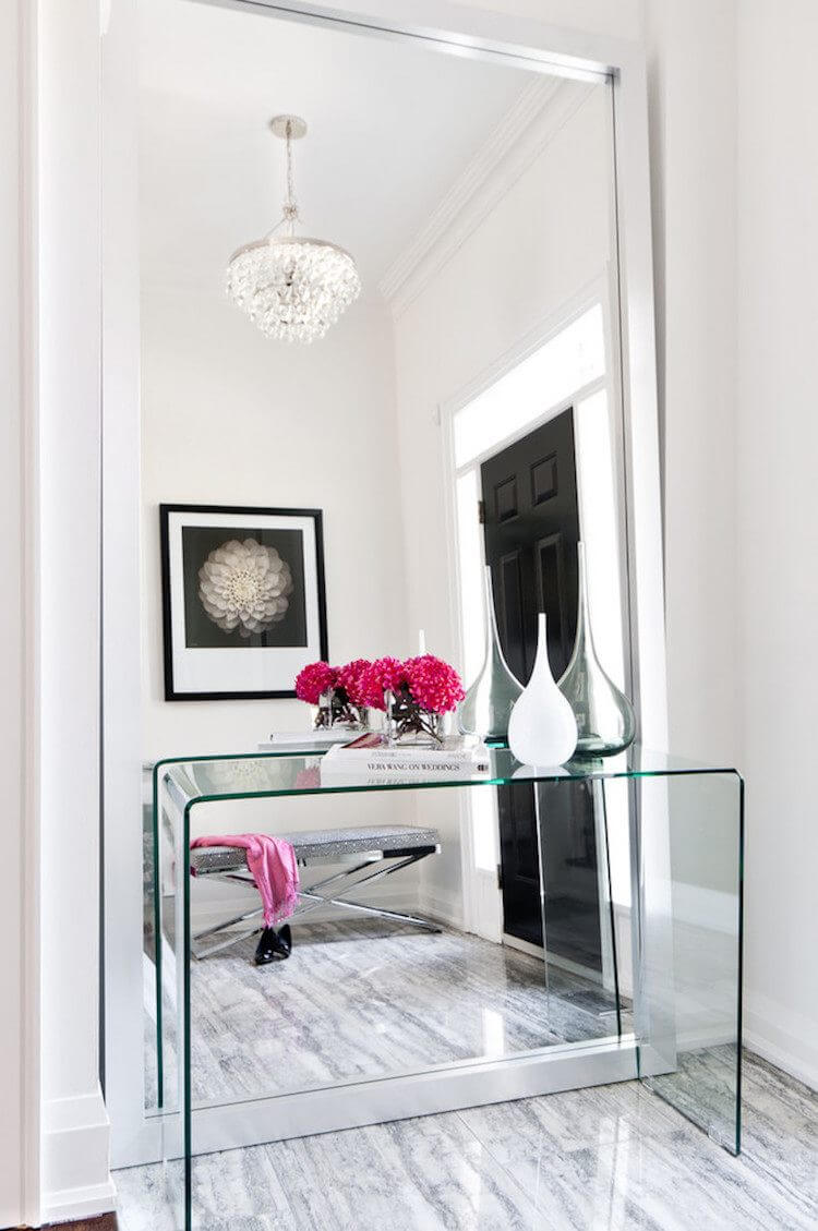 Curved Glass Console Creates a Mirrored Entryway Illusion