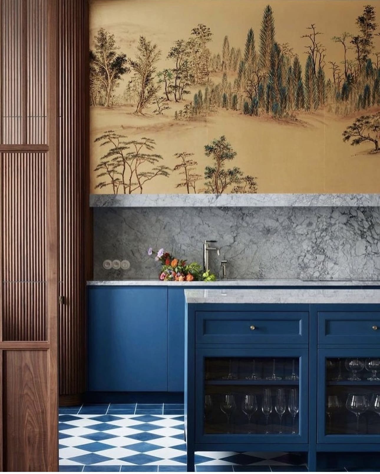 Mural Wallpaper Depicting a Forest Scene