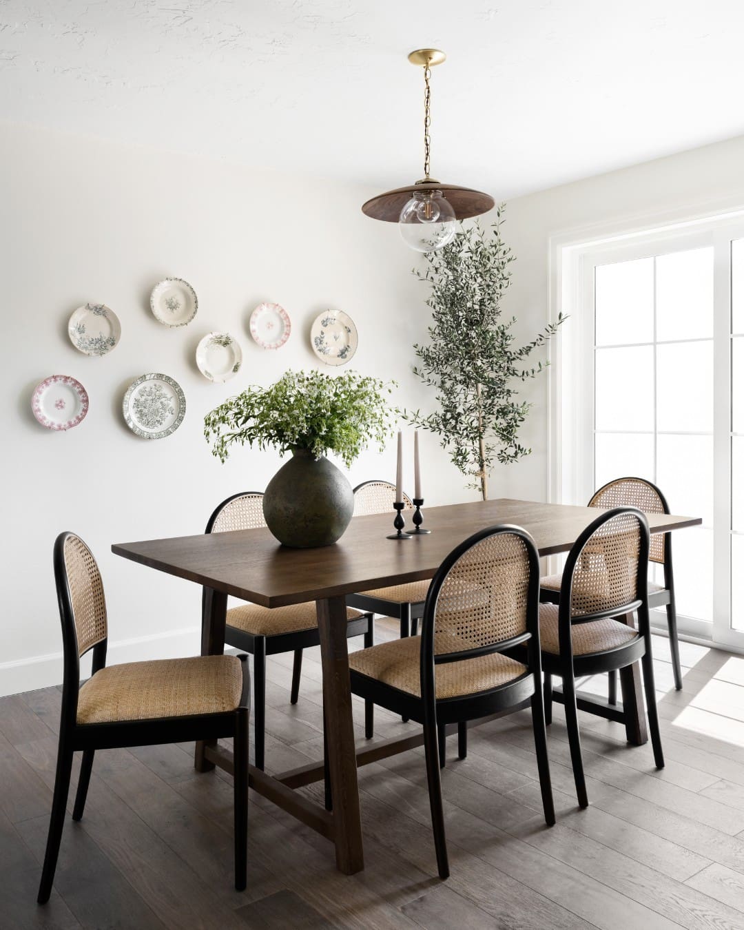 Vintage Plates Create a Charming Gallery Wall