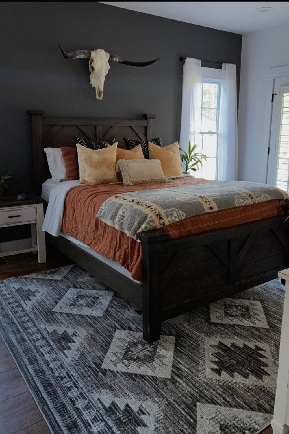 Longhorn Skull Mount Becomes a Dramatic Statement Above the Bed