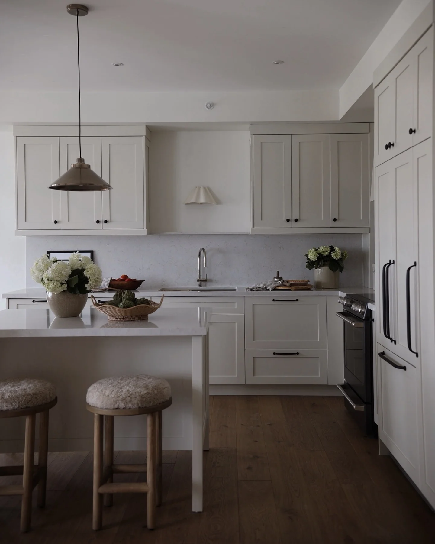 Textured Stool Tops Add Cozy Comfort to Kitchen Island