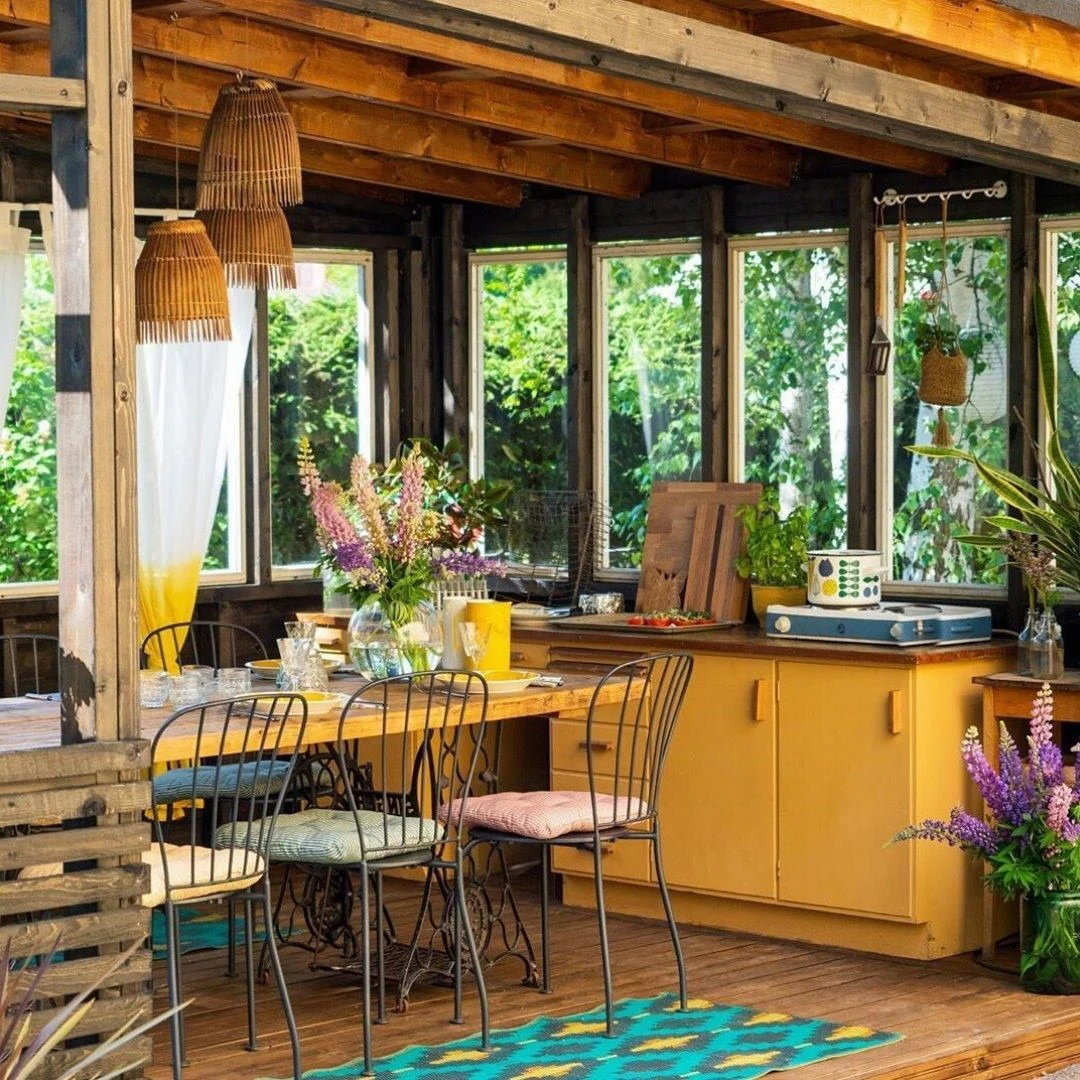 Open Yellow Cabinetry Anchors a Casual Outdoor Kitchen Setup