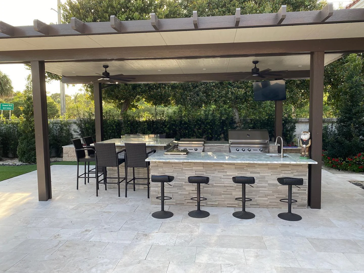 Horizontal Stone Tile Facade for Outdoor Kitchen Islands