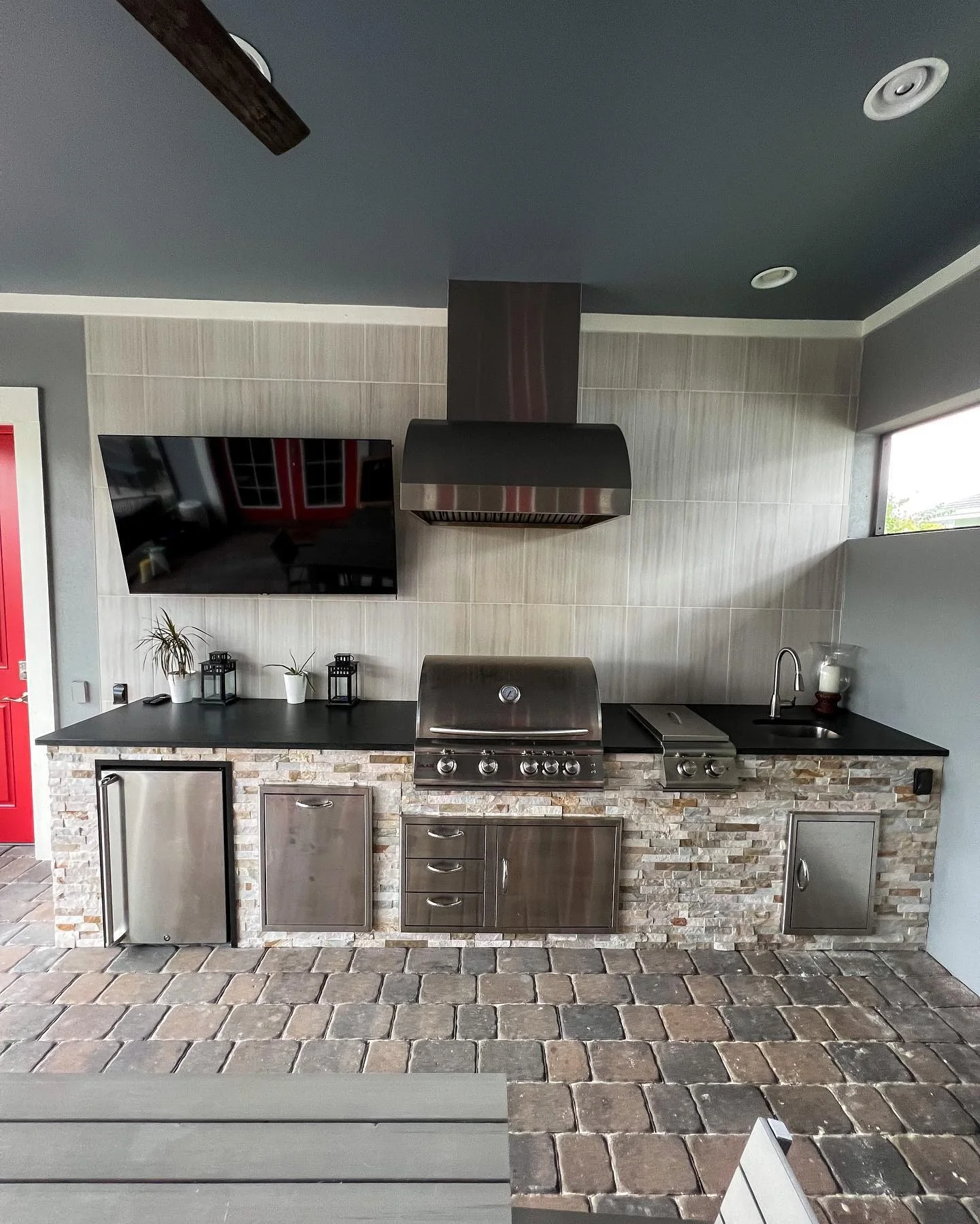 Stacked Stone Base Grounds Outdoor Kitchen Appliances