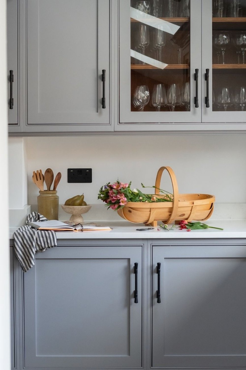 Soft Grey Cabinets with Dark Hardware for a Calm Backdrop
